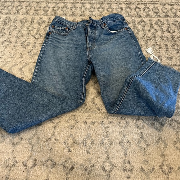 Woman's medium wash Levi jeans - Picture 5 of 8